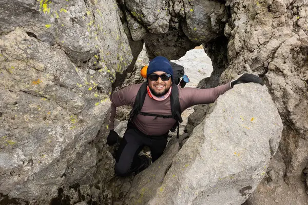 Siyah bir yürüyüşçü Meksika 'daki La Malinche Ulusal Parkı' ndaki engebeli kayalıklarda geziniyor. Sahne, bölgenin doğal güzellikleri arasında doğa macerasının ruhunu yakalıyor..