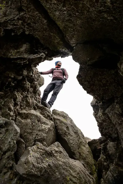 Bir yürüyüşçü, Meksika 'daki La Malinche Ulusal Parkı' nın doğal güzelliğine bakarak engebeli kayaların arasında duruyor. Görüntü, açık hava macerasının özünü yakalıyor..