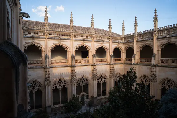Granada şehrindeki Alhambra Sarayı 'nın bahçesinin güzel manzarası..