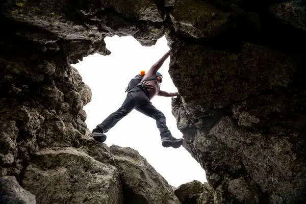 Bir dağcı Meksika 'daki La Malinche Ulusal Parkı' nda engebeli arazide hem maceranın hem de dramatik doğal manzaranın heyecanını gözler önüne seriyor. Açık hava meraklıları için ideal..