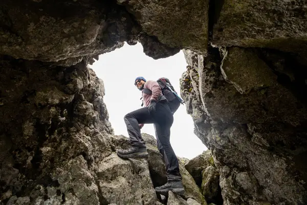 Meksika 'daki La Malinche Ulusal Parkı' nda kayalık araziye çıkan bir siyah yürüyüşçü çarpıcı manzaraların arasında maceranın heyecanını gözler önüne seriyor. Seyahat ve doğa temaları için mükemmel..
