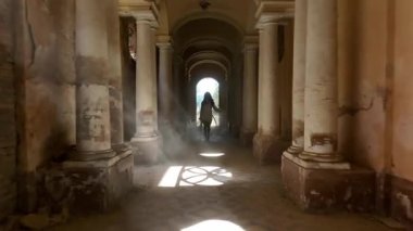 İtalya 'da manzaralı bir düğün manzarası olan bir kadının insansız hava aracı görüntüsü. İHA' dan çekilmiş. Kutlamanın zarafetini vurguluyor..