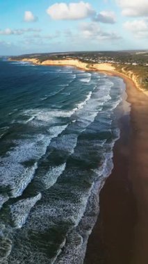 Avustralya 'daki Büyük Okyanus Yolu' nun nefes kesen manzarasında büyüleyici kayalıklar, dalgalar ve bulutlarla kaplı geniş plajlar doğal güzellikleri gözler önüne seriyor.