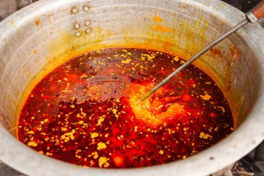 Hindistan 'ın Hint köyünde büyük bir tencerede yapılan Masala baharatlı sosu.