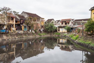 Hoi 'de eski geleneksel evler Küçük gölün önünde