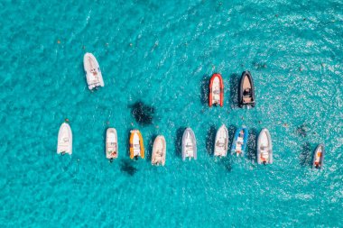 Yazın mavi denizde güzel lüks bir yat ve tekne manzarası. Sardunya, İtalya. Sürat teknesi, deniz bölmesi, şeffaf turkuaz su. Seyahat et. Tropikal renkli manzara. Yat.