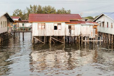 Suyun üzerindeki Kampung Tanjung Aru Lama, Borneo, Malezya adında renkli evler.