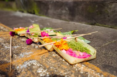 Endonezya, Ubud 'da tütsülenmiş geleneksel Budist çelengi