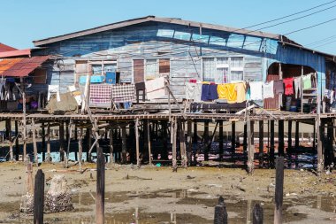 Suyun üzerindeki Kampung Tanjung Aru Lama, Borneo, Malezya adında renkli evler.