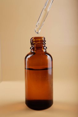 Şişeden çıkan pipetin ayrıntıları, kapat.