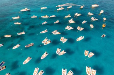 Yazın mavi denizde güzel lüks bir yat ve tekne manzarası. Sardunya, İtalya. Sürat teknesi, deniz bölmesi, şeffaf turkuaz su. Seyahat et. Tropikal renkli manzara. Yat.