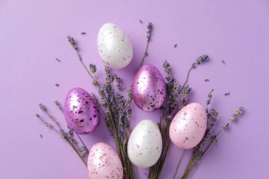 Mor renkli Paskalya yumurtaları ve lavanta demeti.