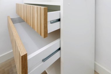 Ahşap detaylar ve metal donanımlı çekmeceler