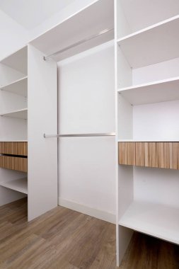 Çekmeceleri ve rafları olan duvar dolabını kapatın.