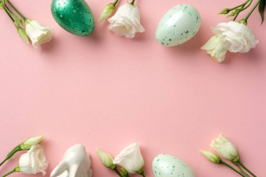 Bahar tatili tebrik kartı şablonu beyaz lisianthus çiçeklerinin pastel pembe arka planda güzelce çerçevelendiği. Mutlu Paskalyalar