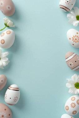 Pastel Paskalya yumurtaları ve açık mavi arka planda beyaz papatyalar.