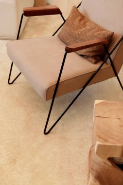 Modern sandalye beyaz halıda, yakın çekim.