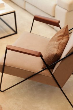 Modern sandalye beyaz halıda, yakın çekim.