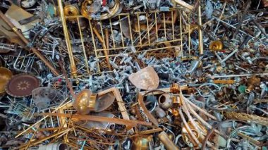 Endüstriyel materyallerin yeniden kullanılması ve yeniden kullanılması için geri dönüşüm endüstrisinin çabalarını gözler önüne seren bir geri dönüşüm şirketinin canlı bir görüntüsü..