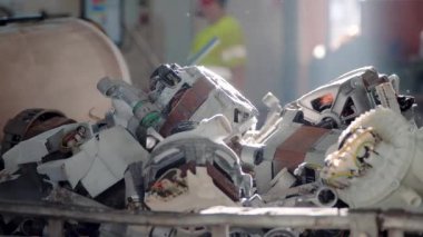 Bir tesis içinde geri dönüşüm için hazırlanmış bir yığın elektronik parça. Görüntü, sürdürülebilirliğin desteklenmesinde elektronik atık yönetiminin önemini vurguluyor.