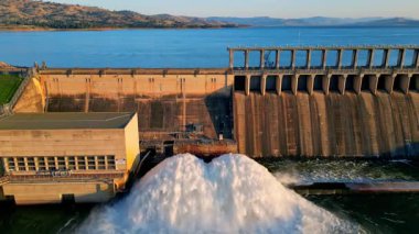 Dağlardaki hidroelektrik santralinin barajı. 