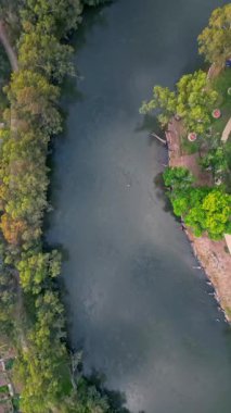 Ormandaki gölün havadan görünüşü