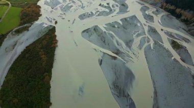 Rakaia Gorge Nehri 'nin nefes kesici hava manzarası, dolambaçlı suları, bereketli yeşillikleri ve Yeni Zelanda' nın Canterbury bölgesindeki engebeli yamaçları gösteriyor. Doğa başyapıtı.