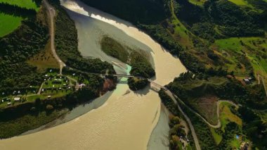Resmedilmeye değer Rakaia Gorge Nehri 'nin Yeni Zelanda' nın Canterbury bölgesindeki yemyeşil araziler boyunca uzanan hava manzarası çarpıcı doğal güzellikleri gözler önüne seriyor..