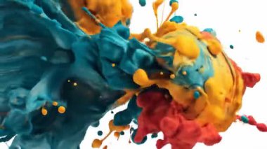 Renkli boya akıntılarının dinamik bir patlaması havada çakışıyor, parlak mavi, sarı ve kırmızı renkleri yumuşak bir zemine karşı soyut ve canlı bir bileşim oluşturuyor.