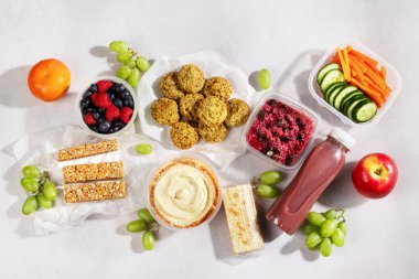 Quinoa salatası, falafel ve taze meyve suyu ile vegan yemeği hazırlayın. Hızlı vejetaryen yemekleri yemek için ya da öğle yemeği molasında, hayvan proteini olmadan sağlıklı yemekler yemek için zaman biriktirmek için.