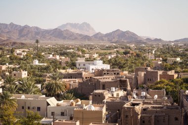 Gün batımında Bahla şehrinin manzarası