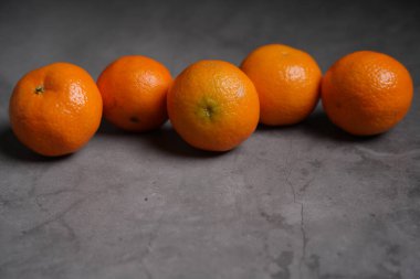 Beton üzerinde organik mandalinaların yaşamı