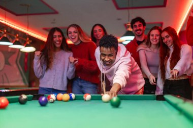 Bir grup neşeli çoklu etnik arkadaş eski bir barda bilardo oynuyorlar ve hafta sonları eğleniyorlar.