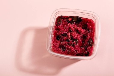 Pembe masada pancar kökü ve kabak çekirdekli hazır kinoa salatası. Hazır yemek yemek ya da öğle yemeği molası, sağlıklı glütensiz ve vejetaryen yemekleri yemek için zaman tasarrufu.