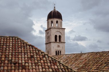 Hırvatistan 'ın Dubrovnik kentinde gökyüzüne karşı kilise kulesi ve kil kil kiremit çatılar
