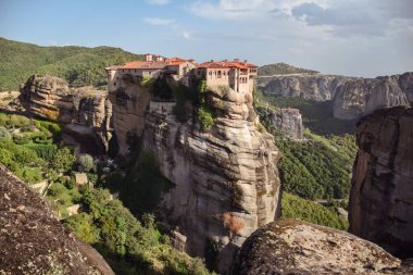 Dikey Uçurumlara tünemiş Görkemli Meteora Manastırları
