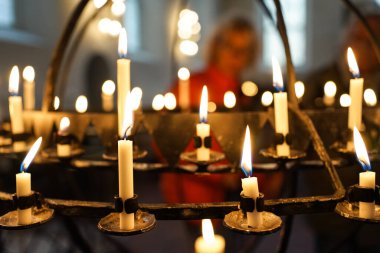 Arkaplanda Siluetli Şekliyle Ermeni Manastırında Mum Yanar