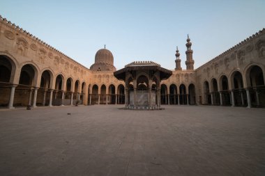 Sunset, Eski Kahire, Mısır 'daki Sultan el-Mu' ayyad Camii 'nin Boş Avlusu