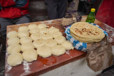 Uganda, Kilembe 'deki Bir Sokak Dükkanında Geleneksel Düz Ekmeğin Yakın Çekimi