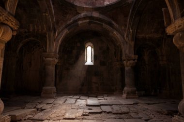 Ermenistan 'daki Sanahin Manastırı' nın penceresinden güneş ışığı akıyor. Mezar taşlarıyla birlikte.