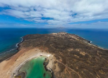 Kanarya adalarındaki Isla de Lobos ve Lanzarote 'un sersemletici hava manzarası. Turkuaz sular, volkanik manzaralar ve beyaz kumlu plajlar.
