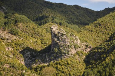 Valbon Vadisi Ulusal Parkı 'ndaki Stone Peak' te Beyaz Haç.
