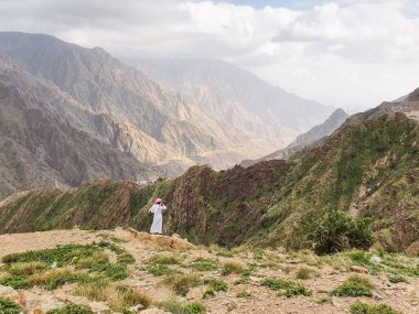 Suudi Arabistan 'da, Suudi Arabistan' da, Suudi Arabistan Dağları arasında, Baha Kanyonu 'nun Tek Kişilik Önündeki Duada Siluetli Bedevi