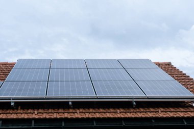 Evin çatısına gökyüzü olan güneş panelleri yerleştirildi