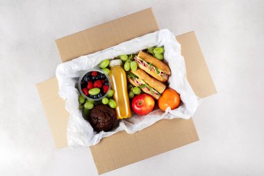 Sandviçler, meyveler, meyveler ve smoothie ile hazırlanmış brunch kutusunu hazırlayın. Hazır yemek yemek ya da öğle yemeği molası, zaman tasarrufu sağlıklı yemek için hazır, üst görünüm