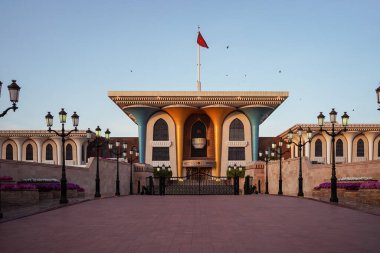 El-Alam Sarayı giriş kapısında fotoğraf çeken turistlerle dolu.