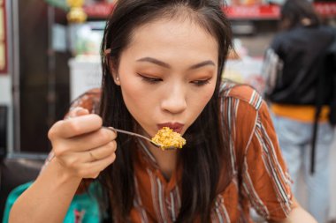 Restoranda Tayland Yemeği Yiyen Genç Kadın Yakın Çekim Yemek Sahnesi