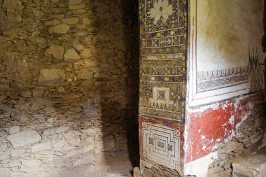 Rijal Almaa 'da Geleneksel Suudi İçişleri Canlı Halk Sanatı ve Asir Miras Köyünün El Sanatı Dekorasyonu