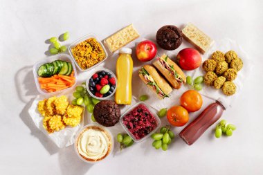 Sandviçler, meyveler, meyveler ve smoothie ile brunch 'ı hazırlayın. Hazır yemek yemek ya da öğle yemeği molası, zaman tasarrufu sağlıklı yemek için hazır, üst görünüm