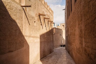 Bur Dubai 'deki tarihi Al Souk Al Kabeer bölgesinin güzel manzarası, turizme açık.